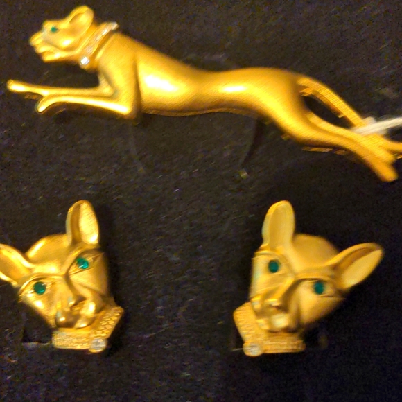 Joan Collins Jewelry - Vintage Joan Collins pin and ears